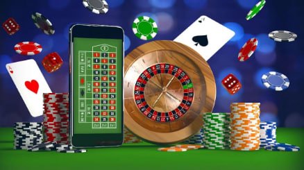 Pengguna menikmati hiburan digital sports dan casino melalui perangkat mobile di kota besar Indonesia
